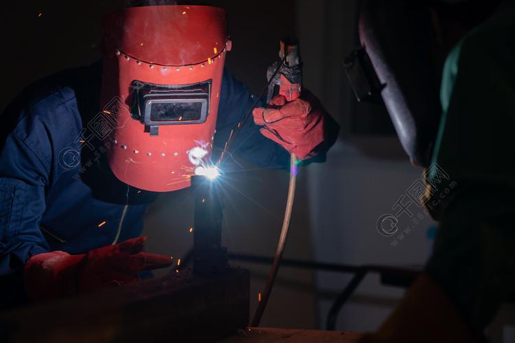 金属焊接钢厂使用电弧焊机在工厂焊接钢通过手工技能劳动概念的金属
