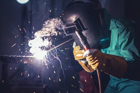 金属焊接钢材在工厂使用电弧焊机焊接钢材.