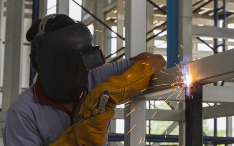 钢铁制造焊工采用电弧焊焊接钢结构. 钢铁制造业.照片
