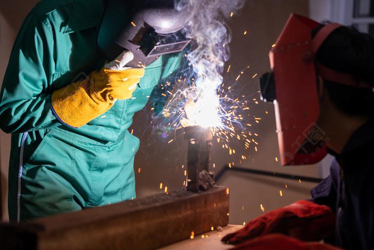 电弧焊机在工厂焊接钢通过手工技能劳动概念的金属制品制造和建筑维护
