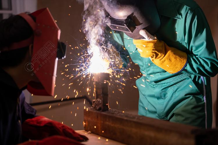 电弧焊机在工厂焊接钢通过手工技能劳动概念的金属制品制造和建筑维护